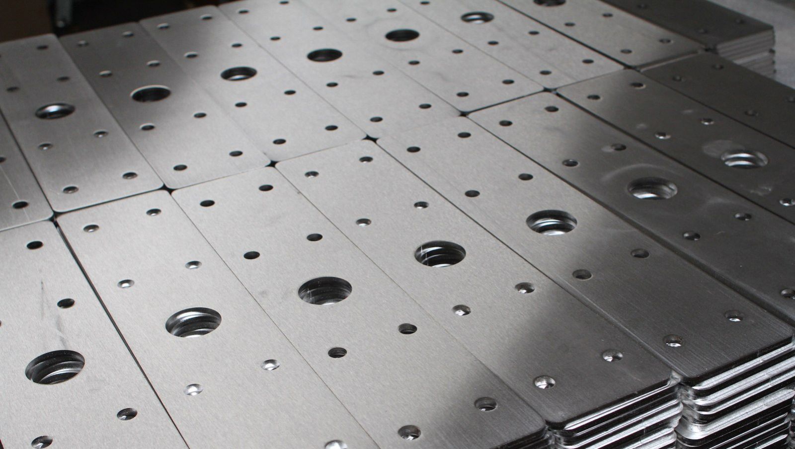Dịch vụ cắt laser kim loại CNC - chi tiết tấm inox khoan lỗ chính xác