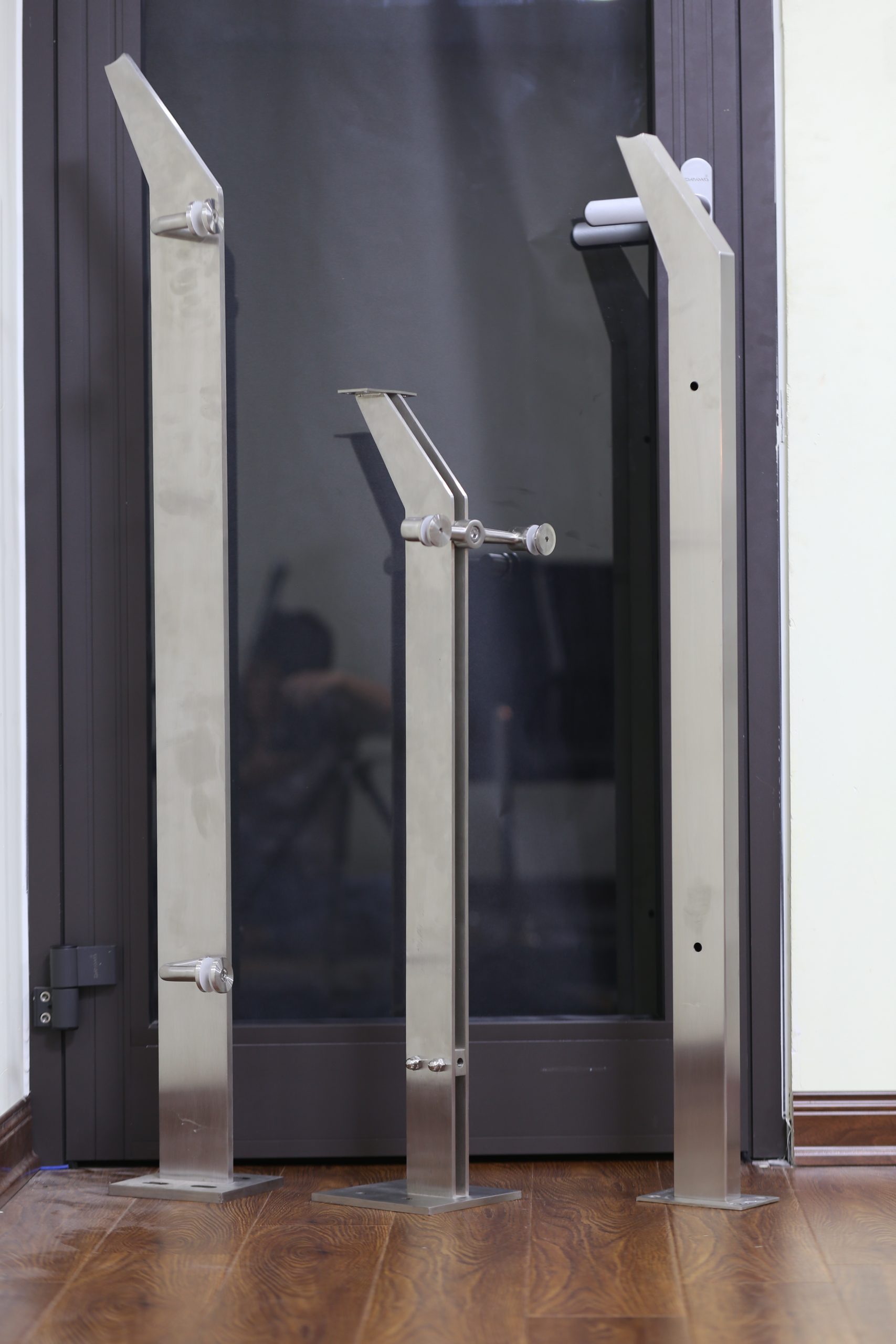Lan can kính ngoài trời cầu thang có tay vịn inox